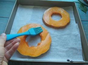 南瓜刷一层橄榄油