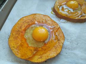 打入鸡蛋，撒适量盐