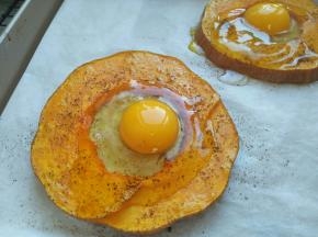 打入鸡蛋，撒适量盐