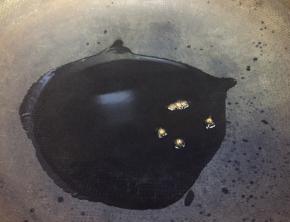 热锅下油放入花椒