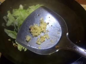 放入蒜末一起炒