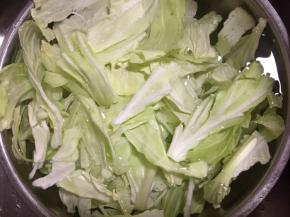 卷心白菜用手撕成小块，清水洗净浸泡后沥干水分后备用