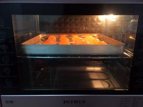 把鸭蛋黄放入烤盘，表面喷洒高度白酒，放入预热好的烤箱，上下火180度，中层10分钟左右取出备用（我用的是新鲜鸭蛋黄，如果用的是袋装，先用玉米油浸泡一夜后表面再喷洒白酒后再烤）