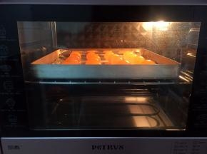 把鸭蛋黄放入烤盘，表面喷洒高度白酒，放入预热好的烤箱，上下火180度，中层10分钟左右取出备用（我用的是新鲜鸭蛋黄，如果用的是袋装，先用玉米油浸泡一夜后表面再喷洒白酒后再烤）