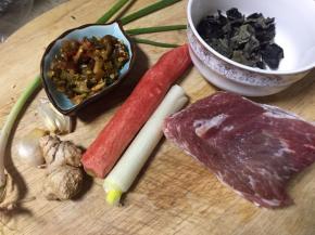 准备所需食材，黑木耳冷水浸泡开