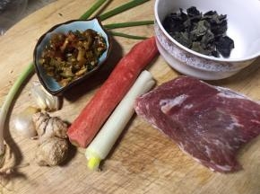 准备所需食材，黑木耳冷水浸泡开