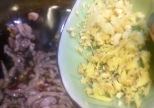 放入老姜大蒜末