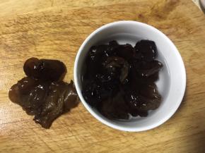 瘦肉切细丝放入盐