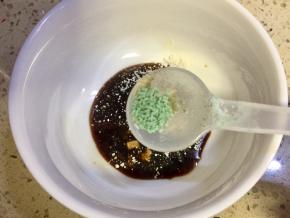 少许蔬之鲜，再加入50ml的清水，调匀备用