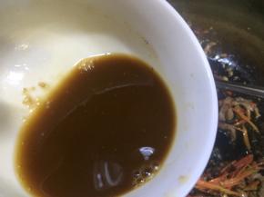 倒入汁水勾芡汁