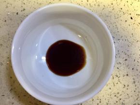 取碗加入一勺醋