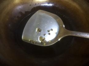 热锅下油，油温六成下花椒