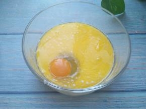 加入鸡蛋，拌匀