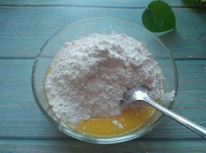 筛入面粉，泡打粉