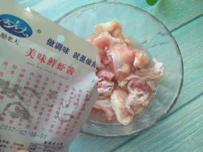 鸡边腿剁成块，加入虾酱