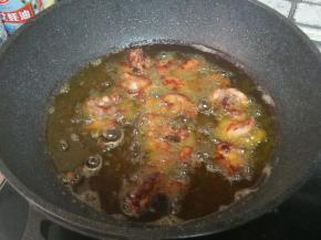 油热，放进去炸熟即可