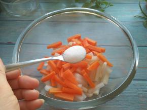 胡萝卜白萝卜放在一个容器，加盐