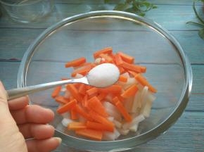 胡萝卜白萝卜放在一个容器，加盐