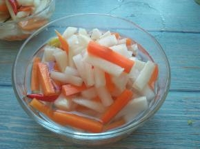 将腌制好的白萝卜和胡萝卜攥干水分，放在晾晾的白醋糖水，密封室温放两天再放冰箱保存