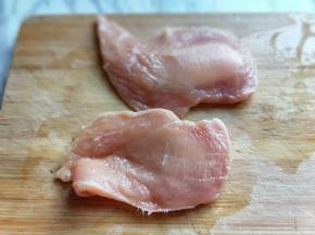 鸡胸肉洗干净，一切二。就是从鸡胸肉的中间片开。