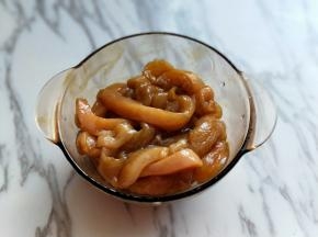 再加入耗油，抓拌均匀，腌制30分钟。