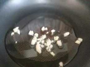 起油锅，加入切好的蒜炒香。