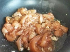 加入腌制好的鸡肉条煸炒。