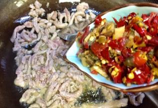 肉丝变色炒散放入泡椒末