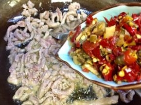肉丝变色炒散放入泡椒末