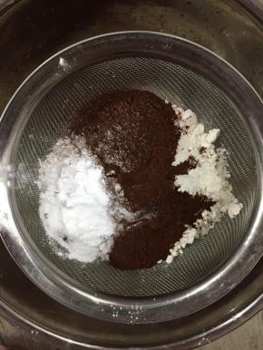 过筛低粉和可可粉。