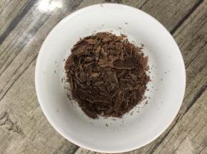 倒入巧克力碎。