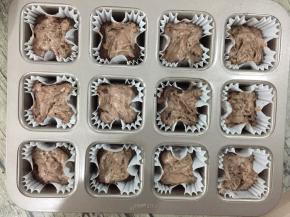 将面糊加入到纸托中，八九分满就可以。