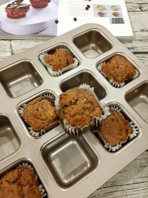 入烤箱中下层，上下火180度，烤20-25分钟即可。