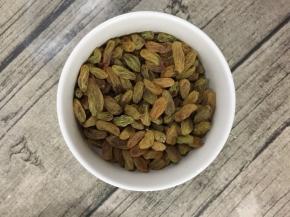 倒入准备好的葡萄干。