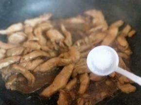 炒至鸡胸肉条变色后加入适量白砂糖，翻炒均匀。