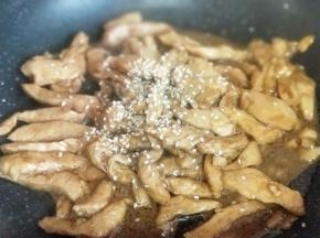 加入熟白芝麻，翻炒均匀即可出锅。