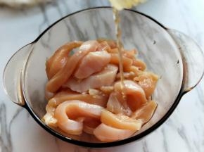 切好的鸡胸肉条加入器具中，加入料酒。