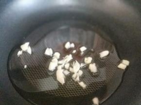 起油锅，加入切好的蒜炒香。