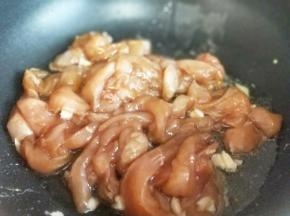 加入腌制好的鸡肉条煸炒。