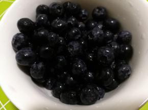 蓝莓用清水洗干净