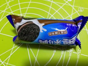 奥利奥饼干，一小袋，用不了这些，有一双就足够用了
