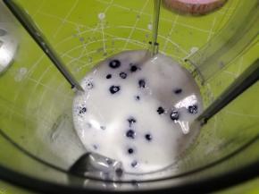 先将牛奶，蓝莓放到搅拌器内。