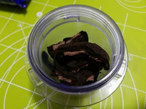 浙江奥利奥饼干掰成小块儿，放入搅拌桶内。