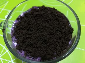 上面用勺子撒上奥利奥饼干碎。