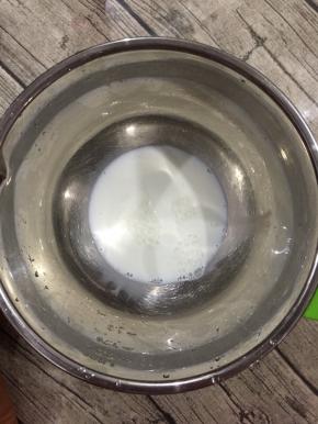 称好牛奶倒入容器中。