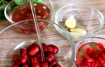 莲子提前泡发，枸杞、红枣洗净沥水，生姜洗净切片备用