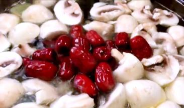 放入所有的食材和姜片、料酒，大火烧开后转小火炖一个半小时