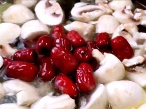 放入所有的食材和姜片、料酒，大火烧开后转小火炖一个半小时