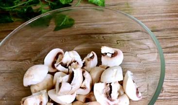 口蘑洗净后切块，备用