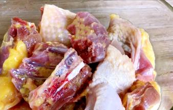 将鸡清理干净后，冲洗干净，沥水